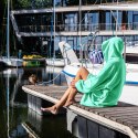 Miętowa bluza koc oversize z kapturem noszona nad jeziorem – ciepła i wygodna bluza idealna na chłodne wieczory, wyjazdy