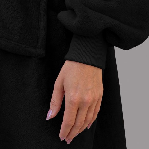 Detal mankietu czarnej bluzy koc z polaru – miękki materiał i staranne wykończenie rękawa