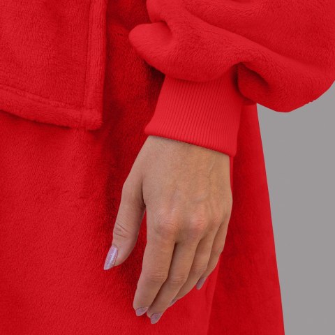Czerwona bluza koc oversize – miękki materiał i elastyczny ściągacz przy rękawie zapewniają komfort i ciepło w chłodne dni