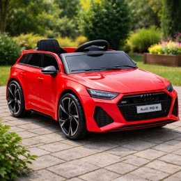 Czerwone Audi RS6 auto na akumulator dla dzieci stojące na podwórku – sportowy samochód elektryczny dla dziecka