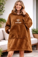 Kobieta w brązowej bluzie koc oversize SUPER MAMA z kapturem – ciepła bluza damska toffee na prezent dla mamy