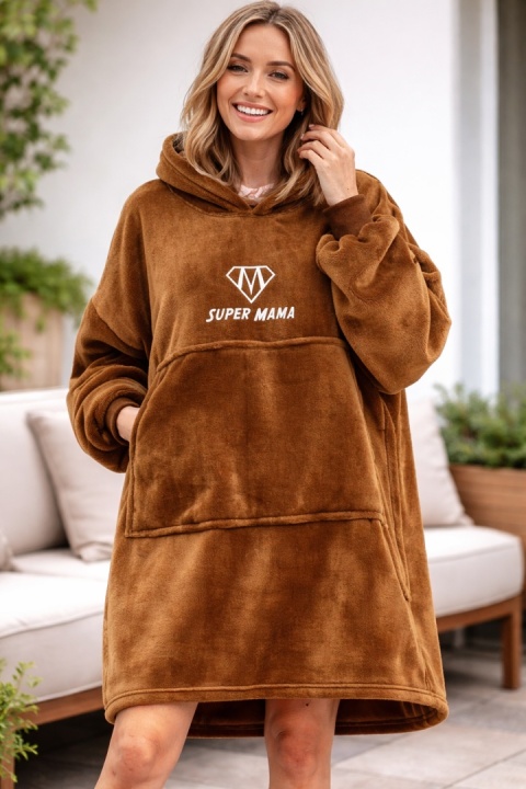 Kobieta w brązowej bluzie koc oversize SUPER MAMA z kapturem – ciepła bluza damska toffee na prezent dla mamy