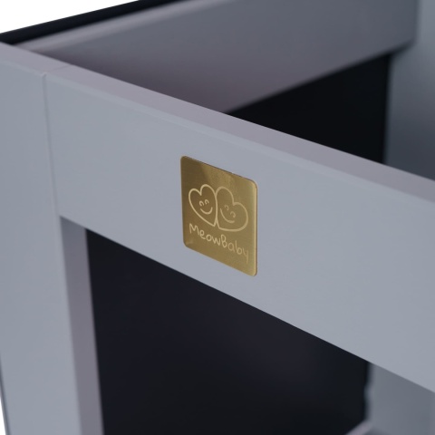 Logo na drewnianej wieży Montessori -detal wykończenia premium