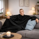 Mężczyzna w czarnej bluzie koc z rękawami – ciepły koc oversize 145x205 cm z polaru, idealny na chłodne wieczory i na prezent