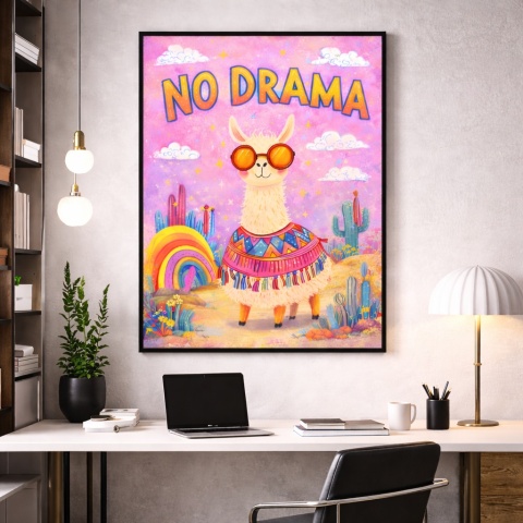 Kolorowy plakat lama No Drama w czarnej ramie nad biurkiem