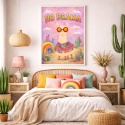 Plakat lama No Drama w białej ramie w aranżacji sypialni boho