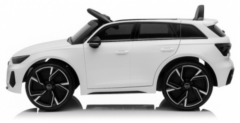 Białe auto na akumulator Audi RS6 dla dziecka – profil boczny, duże sportowe koła