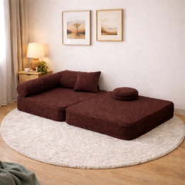 Brązowa sofa piankowa modułowa dla dzieci ustawiona przy ścianie w pokoju