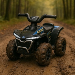 Czarny quad elektryczny dla dzieci w terenie - sportowy ATV na akumulator z dużymi kołami, idealny na leśne i błotniste trasy
