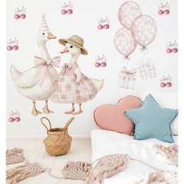 Naklejki ścienne gąski z balonami i wiśniami w pokoju dziewczynki, pastelowa aranżacja boho przy łóżku