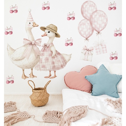 Naklejki ścienne gąski z balonami i wiśniami w pokoju dziewczynki, pastelowa aranżacja boho przy łóżku