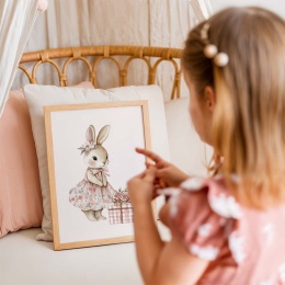 plakat króliczek z prezentem dekoracja ścienna pastelowa do pokoju dziewczynki styl boho