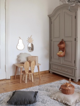 Drewniane lusterko gruszka w pokoju dziecięcym z meblami w stylu naturalnym