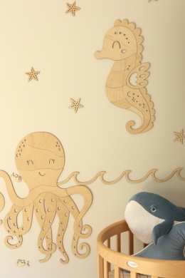 Drewniane dekoracje ocean do pokoju dziecka – ośmiornica i konik morski na ścianie w stylu boho