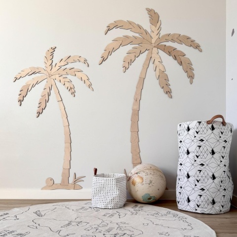 Drewniane palmy na ścianę w pokoju dziecka w stylu boho z naturalnymi dodatkami i dywanem