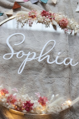 Dekoracja z imieniem Sophia – wianek z kwiatami, ozdoba na baby shower i do pokoju dziecka
