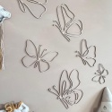 Drewniane motyle na ścianę w pokoju dziecka w stylu boho z naturalnymi dodatkami