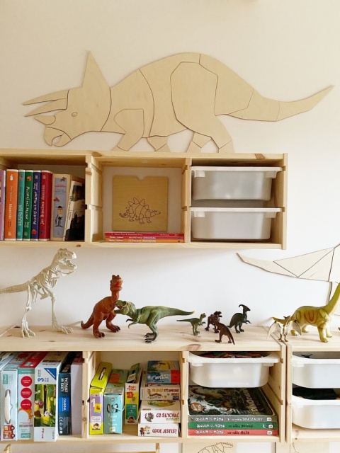 Drewniana dekoracja ścienna triceratops z dodatkowymi śladami dinozaura w pokoju dziecka