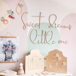 Drewniany napis Sweet dreams little one na ścianie w pokoju dziecka, pastelowa dekoracja w stylu skandynawskim