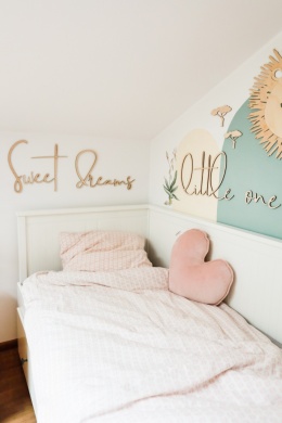 Drewniany napis Sweet dreams little one nad łóżkiem dziecka, dekoracja ścienna do pokoju dziecięcego w pastelowym stylu