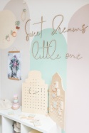Drewniany napis Sweet dreams little one w pokoju niemowlaka, dekoracja ścienna z naturalnego drewna w pastelowym wnętrzu