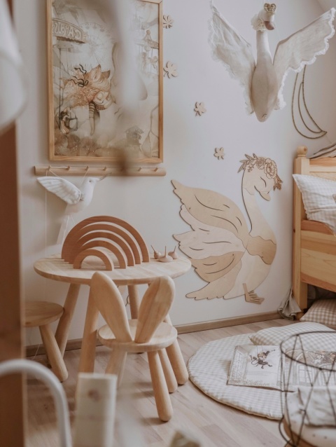 Drewniany łabędź na ścianie w aranżacji pokoju dziecięcego