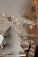 Girlanda z miękkimi gwiazdkami nad łóżeczkiem dziecięcym z lampkami – dekoracja pokoju dziecka w stylu boho