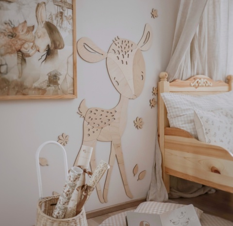 Drewniana dekoracja ścienna sarenka w pokoju dziecka styl boho naturalne wnętrze