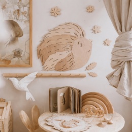 Drewniana dekoracja ścienna jeżyk w pokoju dziecka styl boho naturalne wnętrze
