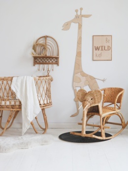 Drewniana żyrafa safari dekoracja ścienna w pokoju dziecka styl boho
