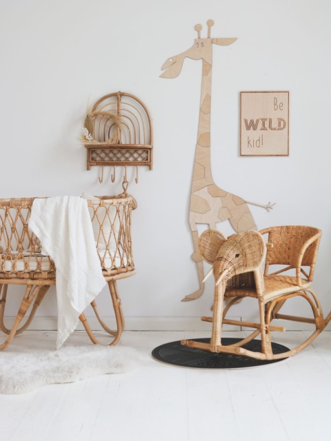 Drewniana żyrafa safari dekoracja ścienna w pokoju dziecka styl boho