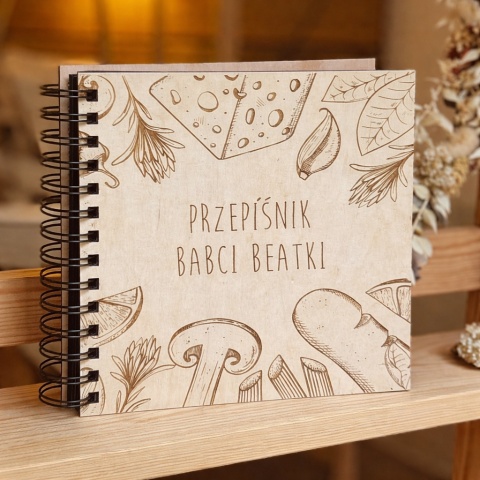 Drewniany przepiśnik „Przepiśnik Babci Beatki” z grawerem, notes na przepisy kulinarne w rustykalnym stylu