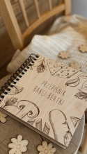 Drewniany przepiśnik Babci Beatki – personalizowany notes na przepisy w rustykalnym stylu