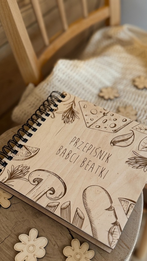 Drewniany przepiśnik Babci Beatki – personalizowany notes na przepisy w rustykalnym stylu