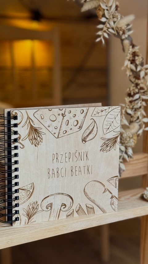 Personalizowany przepiśnik Babci Beatki z grawerem – notes kuchenny na prezent dla babci