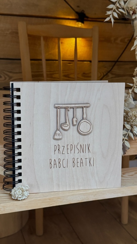 Drewniany notes kuchenny „Przepiśnik Babci Beatki” z grawerem – personalizowany przepiśnik