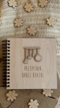 Drewniany przepiśnik dla babci – personalizowany notes na przepisy, styl flat lay