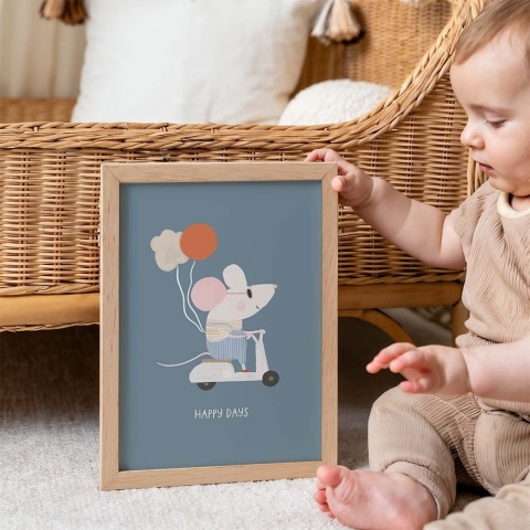 Plakat dla dzieci myszka na hulajnodze z balonami i napisem Happy Days w stylu skandynawskim, minimalistyczna ilustracja