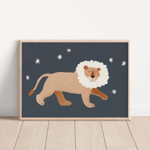Plakat dla dzieci lew nocą w stylu skandynawskim, minimalistyczna ilustracja lwa na granatowym tle z gwiazdkami