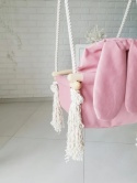 Detal różowej huśtawki dziecięcej boho – drewniane elementy i bawełniane liny