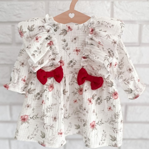 Muślinowa sukienka dla dziewczynki w kwiaty z czerwoną kokardą – delikatna, elegancka, handmade