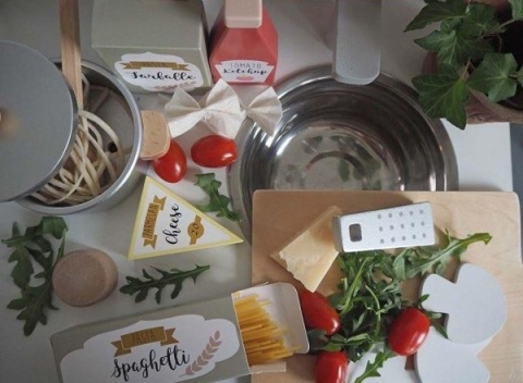 Zestaw do makaronu dla dzieci widok z góry z garnkiem i akcesoriami kuchennymi