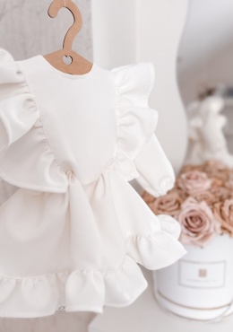 Sukienka dziecięca ecru z falbankami zbliżenie detali elegancka stylizacja