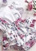 Eleganckie body niemowlęce w kwiaty z falbankami zbliżenie na materiał