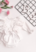 detal body niemowlęcego ecru welurowego z falbankami i kokardą elegancki styl