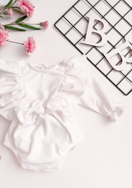 detal body niemowlęcego ecru welurowego z falbankami i kokardą elegancki styl