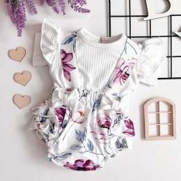 Komplet niemowlęcy body z bloomersami w kwiaty biało-różowe z falbankami i kokardkami – styl boho