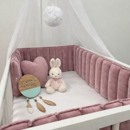 Ochraniacz Glamour w kolorze brudny róż w łóżeczku niemowlęcym – miękki welurowy ochraniacz