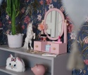 Różowa toaletka dziecięca z lusterkiem jako dekoracja pokoju dziecka