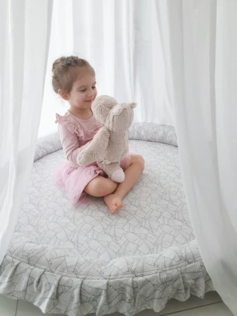 Miękka mata dla dziecka do zabawy dziewczynka z pluszakiem w pokoju dziecięcym